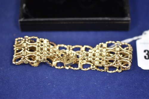 Lot 323 - Gold bracelet
