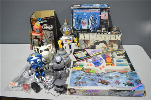 Lot 1008 - Toy robots