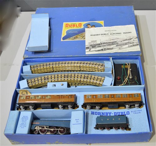 Lot 1113 - Hornby Dublo train set