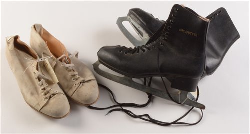 Lot 10 - Ice skates and cricket shoes