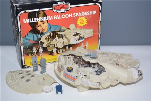 Lot 1301 - Star Wars Millennium Falcon Spaceship