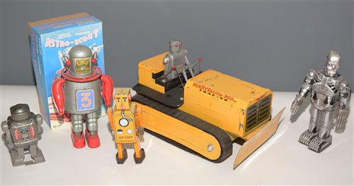 Lot 1042 - Tin plate robots