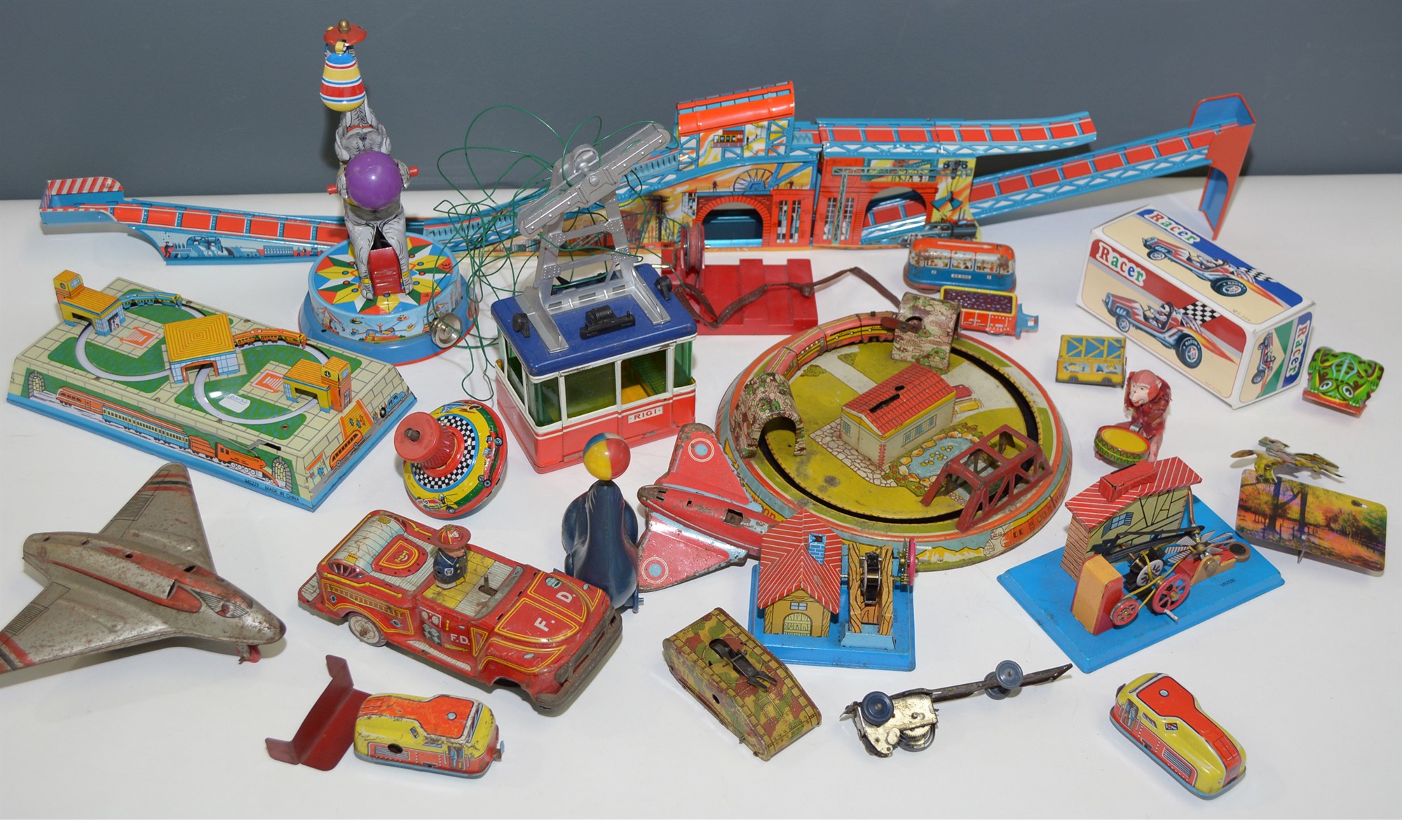 Lot 1093 - Tin plate toys