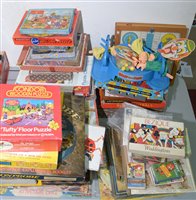 Lot 1674 - Board games, cards, and puzzles