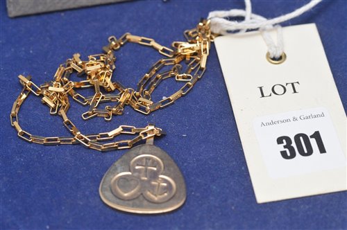 Lot 301 - 9ct gold pendant and chain