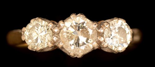 Lot 180 - Three stone diamond ring