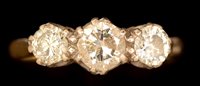 Lot 494 - Three stone diamond ring