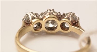 Lot 180 - Three stone diamond ring