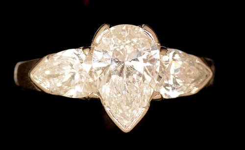 Lot 515 - Three stone diamond ring
