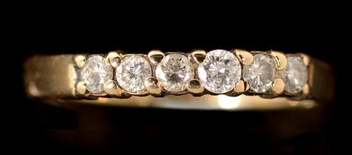 Lot 509 - Six stone diamond ring