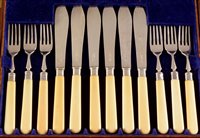 Lot 432 - Canteen of fish knives and forks
