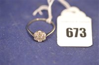 Lot 673 - Diamond cluster ring