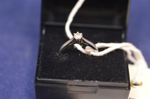 Lot 655 - Solitaire diamond ring