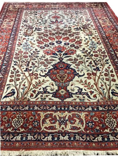 Lot 582 - Isfahan carpet