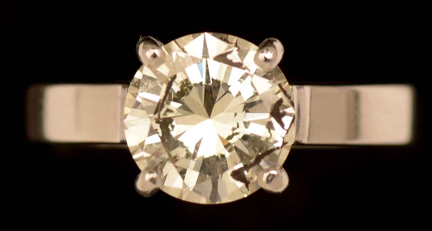 Lot 581 - Single stone diamond ring