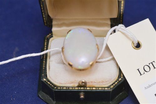 Lot 713 - Opal ring
