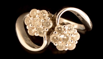 Lot 583 - Double cluster diamond ring