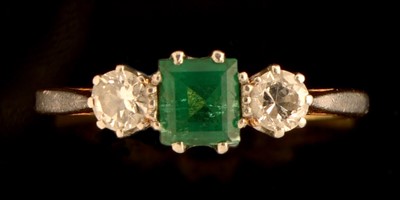 Lot 587 - Emerald and diamond ring