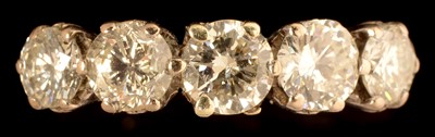 Lot 589 - Five stone diamond ring