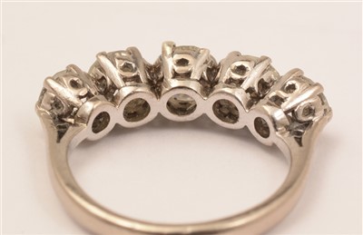 Lot 589 - Five stone diamond ring