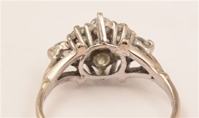 Lot 590 - Diamond ring