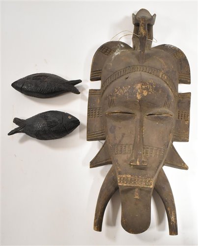 Lot 65 - Kpelie mask and two fish