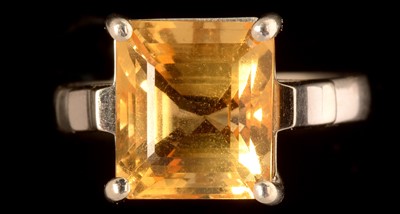 Lot 594 - Citrine ring