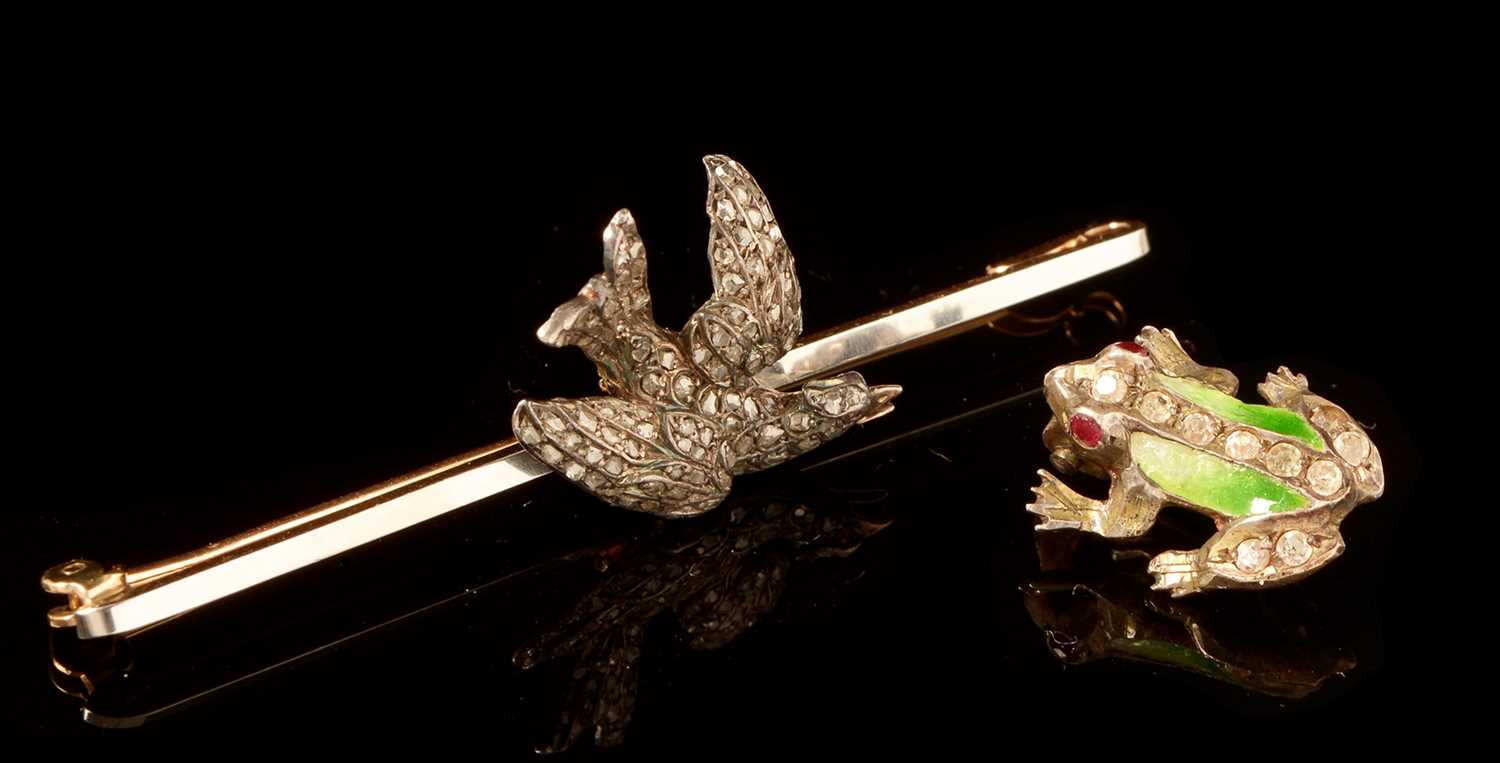 Lot 599 - Victorian bird and frog brooches