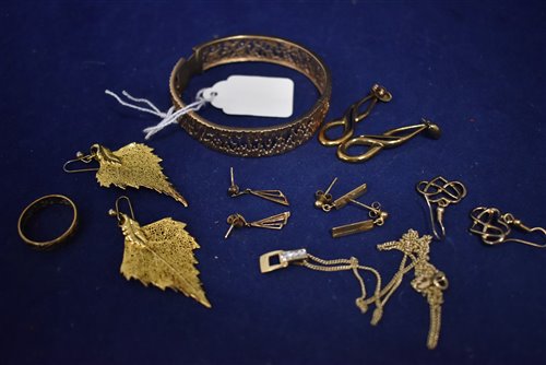 Lot 289 - Gold and yellow metal jewellery