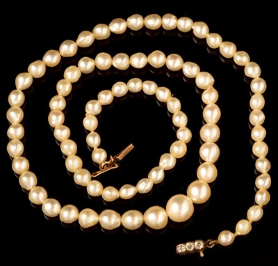 Lot 600 - A pearl necklace