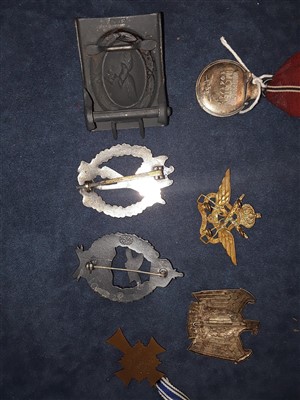 Lot 49 - Medals and militaria