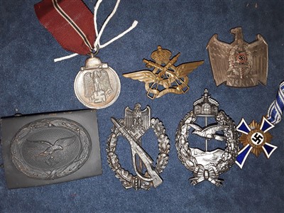 Lot 49 - Medals and militaria