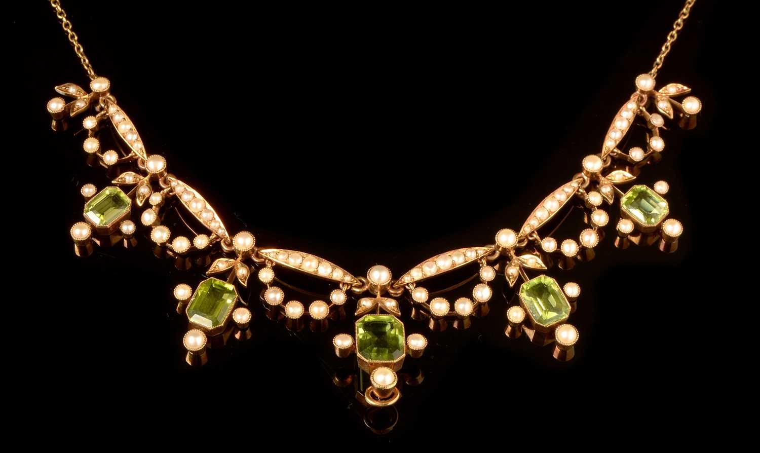 Lot 570 - Edwardian necklace