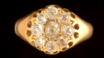 Lot 617 - Diamond cluster ring