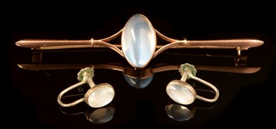 Lot 622 - Moonstone brooch and earrings