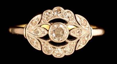 Lot 627 - Diamond wreath ring