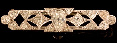 Lot 631 - Diamond bar brooch