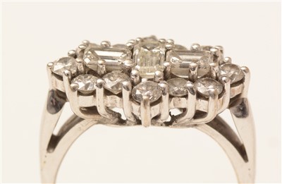 Lot 637 - Diamond dress ring
