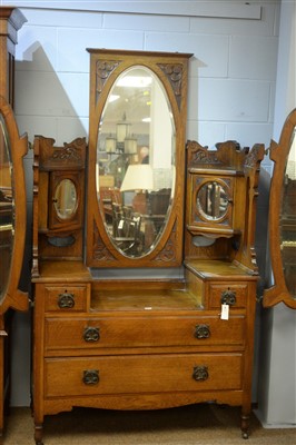 Lot 845 - Arts & Crafts style bedroom suite