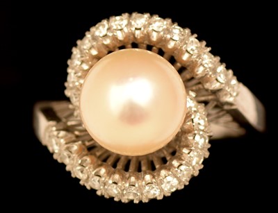 Lot 649 - Pearl and diamond ring