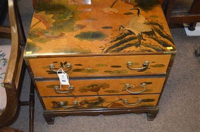 Lot 806 - Chest of drawers