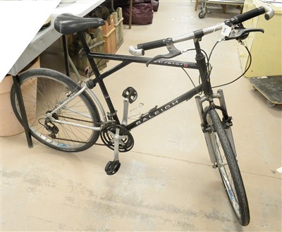 Lot 714 - A Raleigh hybrid Activator II road bicycle.