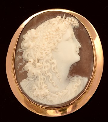 Lot 655 - Cameo brooch