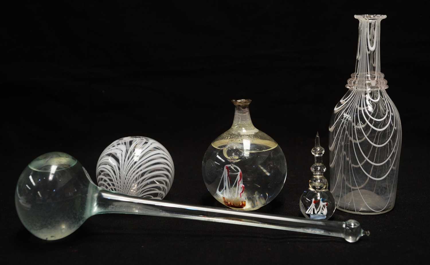 Lot 204 - Five pieces of miscellaneous glass.