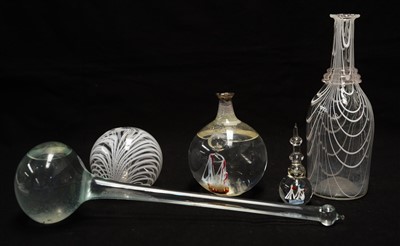 Lot 471 - Five pieces of miscellaneous glass.