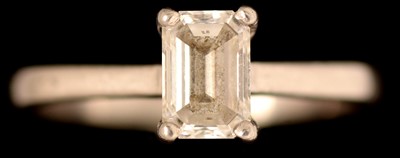 Lot 559 - Single stone diamond ring