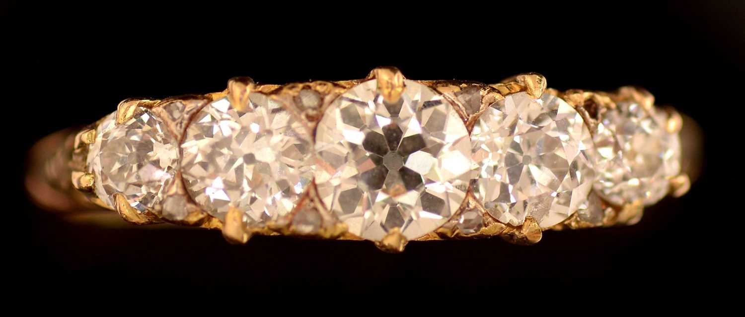 Lot 151 - Five stone diamond ring