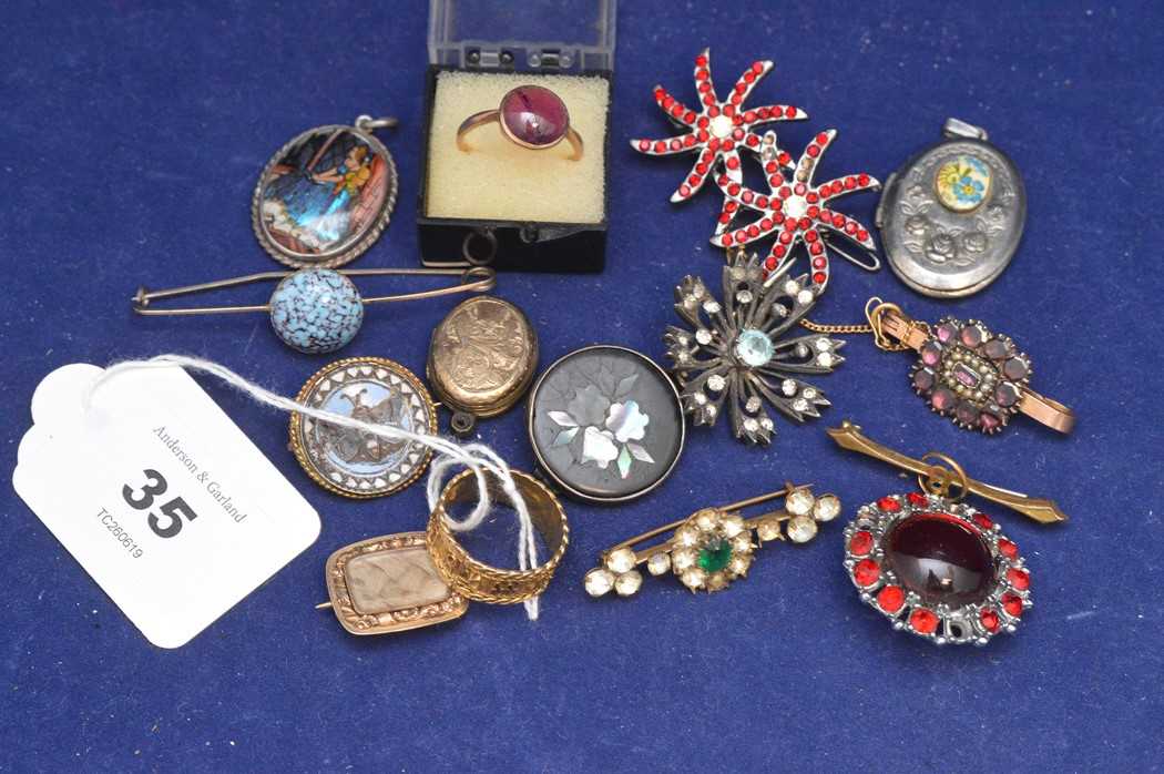 Lot 35 - Brooches, rings and pendants