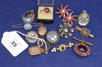 Lot 35 - Brooches, rings and pendants