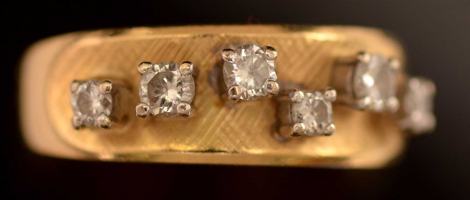 Lot 95 - Diamond dress ring